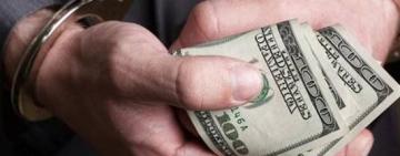 Продавав “липові” довідки уклоністам: правоохоронці затримали на гарячому організатора